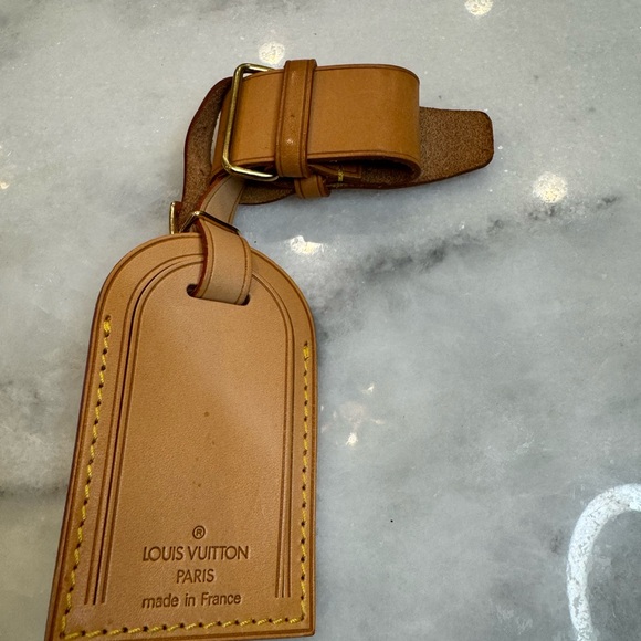 Louis Vuitton Luggage and Poignet - Picture 2 of 8